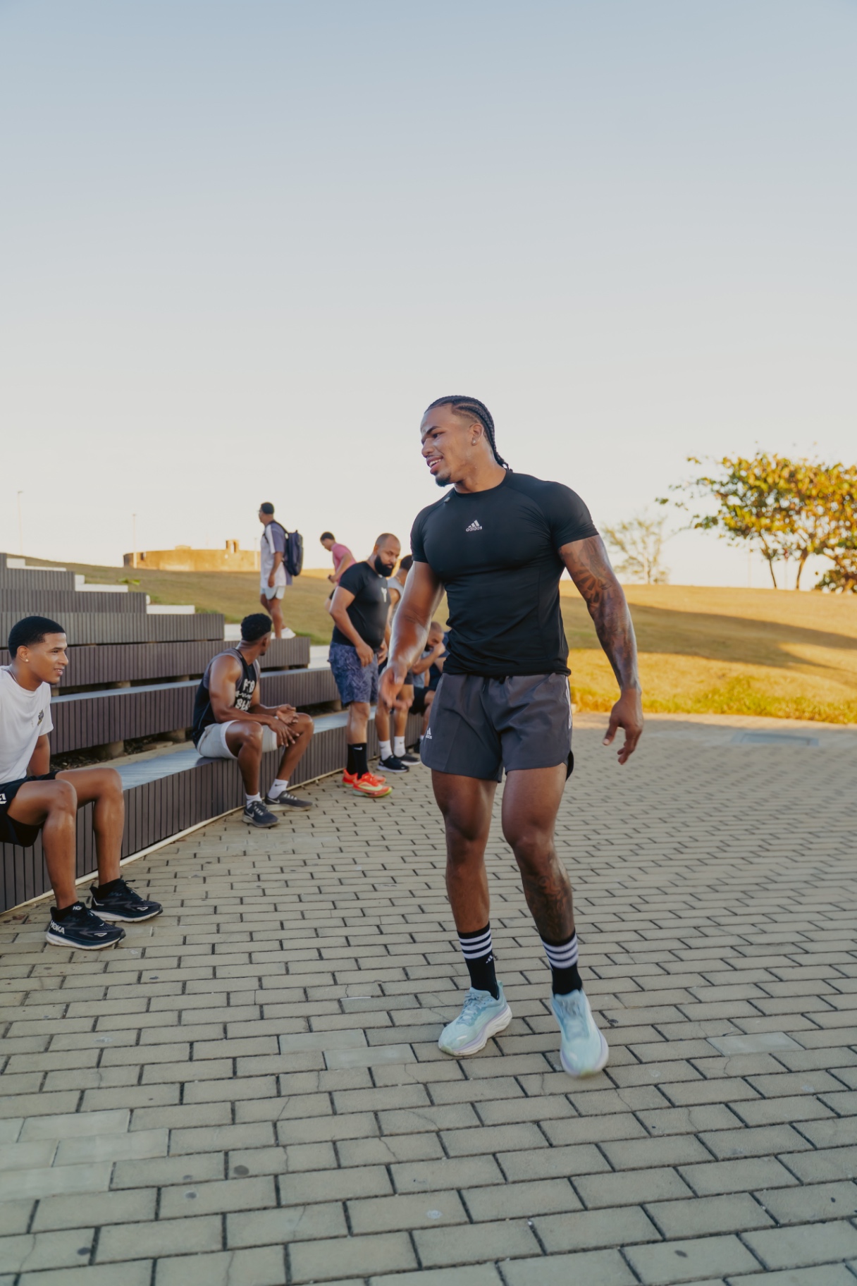 Manuel dirigiendo una sesión de entrenamiento en grupo al aire libre en Puerto Plata