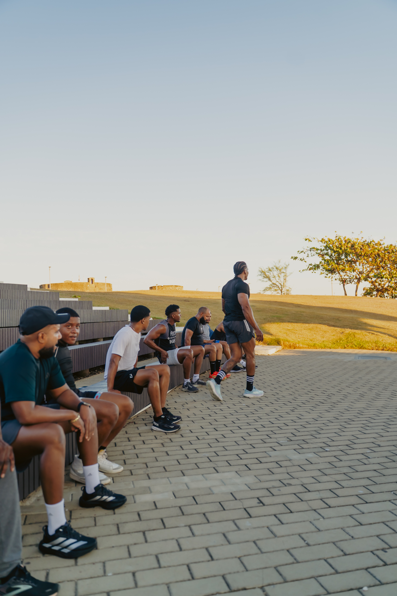 Participantes de NO LIMIT esperando juntos antes de un entrenamiento al aire libre en Puerto Plata