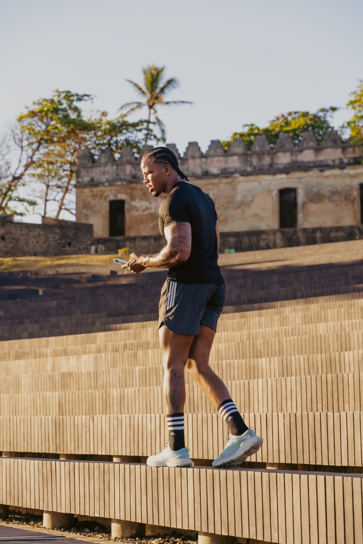Manuel entrenando junto a la fortaleza histórica de Puerto Plata a la hora dorada